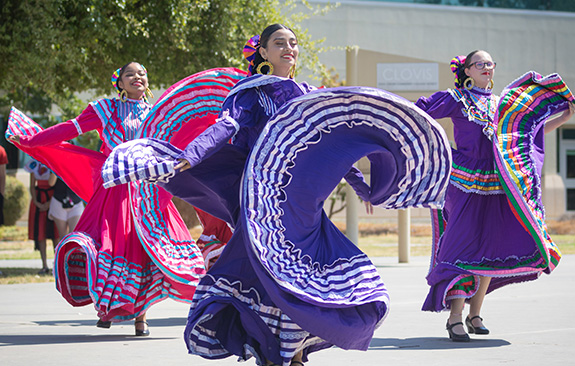 Folklórico dancers